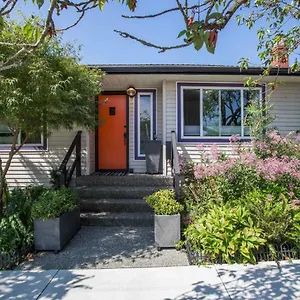 The Orange Door Bungalow- 2-br W Private Yard, Walkable To Cafes & Restaurants, 10 Min To Dt Canada