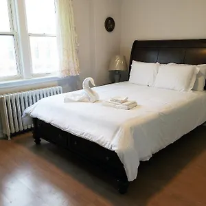 Cozy Private Rm Heart Of North York Free Parking Full Kitchen Close To Downtown Homestay